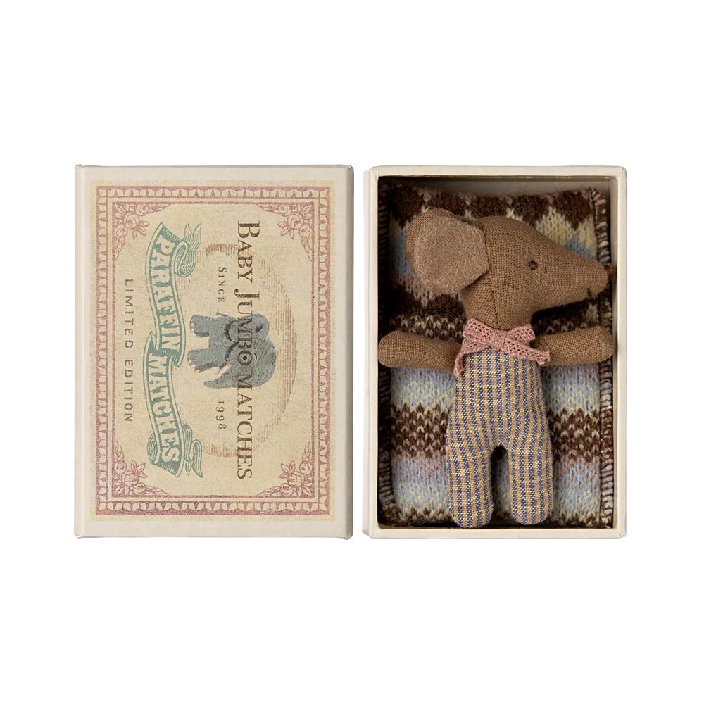 MAILEG - SOURIS BEBE DANS SA BOITE ROSE