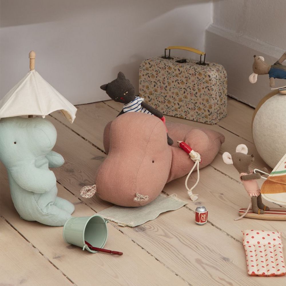 MAILEG - SAFARI FRIENDS, HIPPO, MEDIUM - ROSE