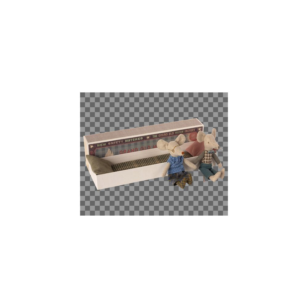 MAILEG - GRAND PERE ET GRAND MERE DANS LEUR BOITE A CIGARE