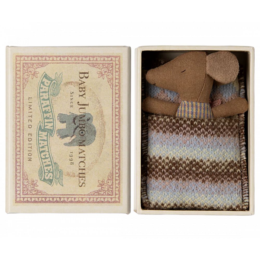 MAILEG - SOURIS BEBE DANS SA BOITE ROSE