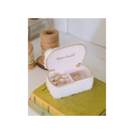 MAISON SCARLETT - MINI BOITE A BIJOUX DE VOYAGE MARIE EN MOUMOUTE BLANC