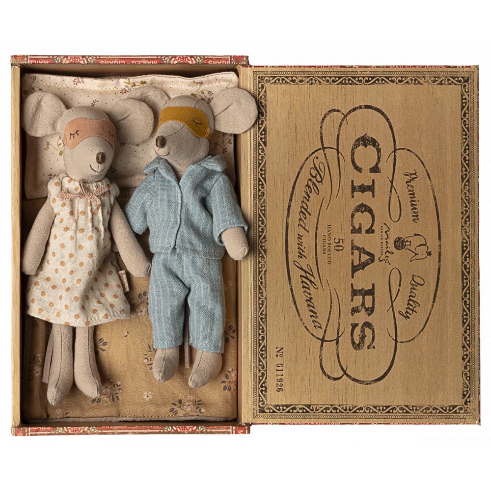 SOURIS MAMAN ET PAPA DANS LEUR COFFRET A CIGARE -Maileg