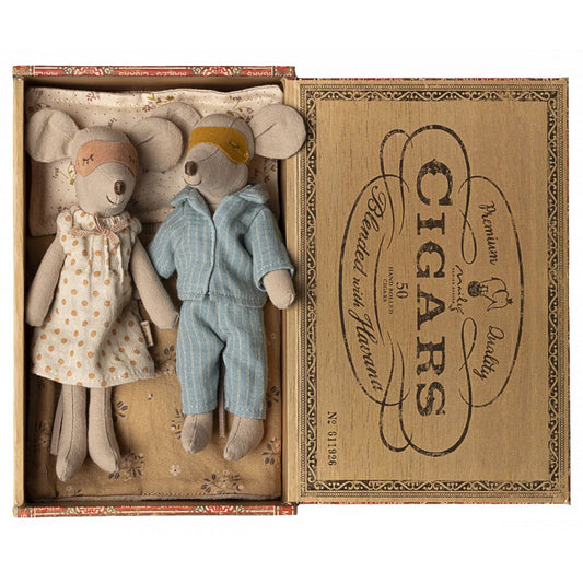 SOURIS MAMAN ET PAPA DANS LEUR COFFRET A CIGARE -Maileg