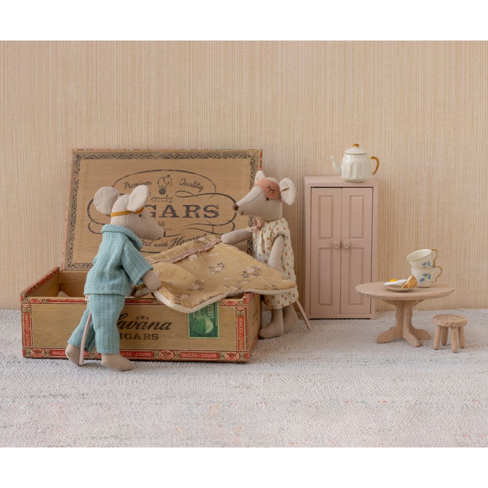 SOURIS MAMAN ET PAPA DANS LEUR COFFRET A CIGARE -Maileg