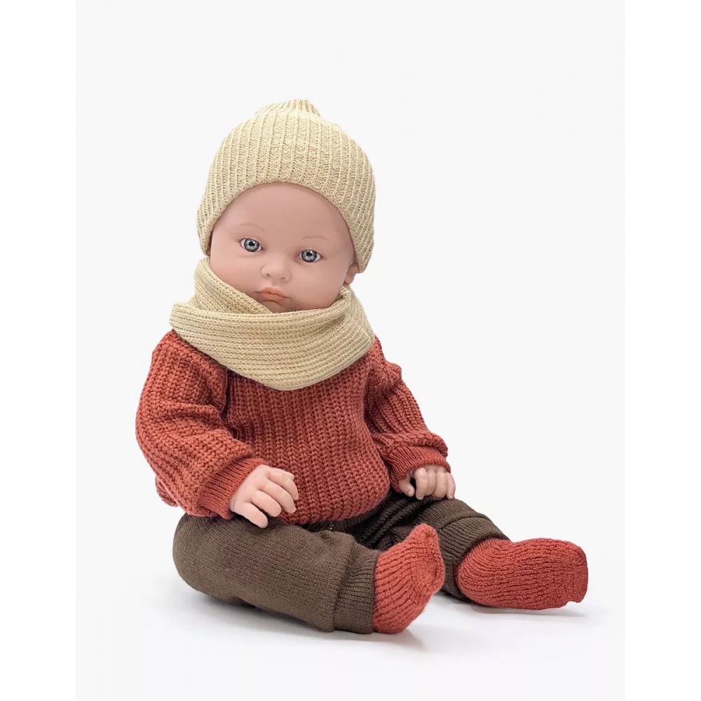 MINIKANE - POUPEE 47CM - BAMBINIS - YANN  HABILLE DE SES HABITS D'HIVERS AVEC UN PULL EN MAILLE ROUGE BORDEAUX