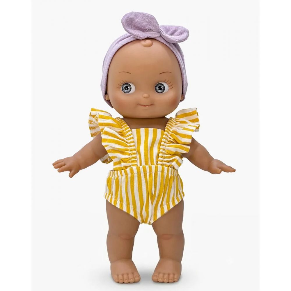 POUPEE 27CM - MINI PANCHA - MAIA  A LA PLAGE ET SA TENUE RAYEE JAUNE -Minikane